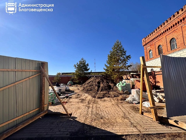 Построили новый забор, готовят основание под тротуар: как продвигаются работы в сквере на пересечении улиц Мухина и Краснофлотской?