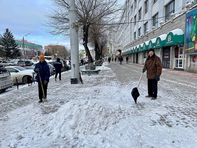 Благовещенские предприниматели очищают прилегающие тротуары от снега