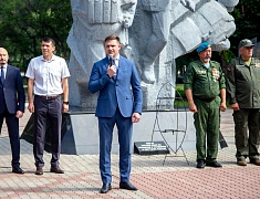 В Благовещенске в день ВДВ почтили память воинов-десантников