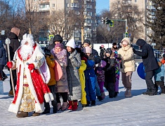 На площади Ленина для детей провели праздник со сказочными персонажами
