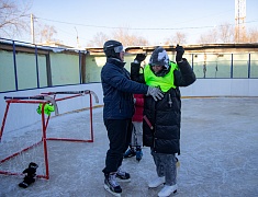 Хоккею с мячом учили ребят из благовещенского двора на Зейской