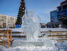 Фигуры изо льда украсили площадь возле Общественно-культурного центра в Благовещенске