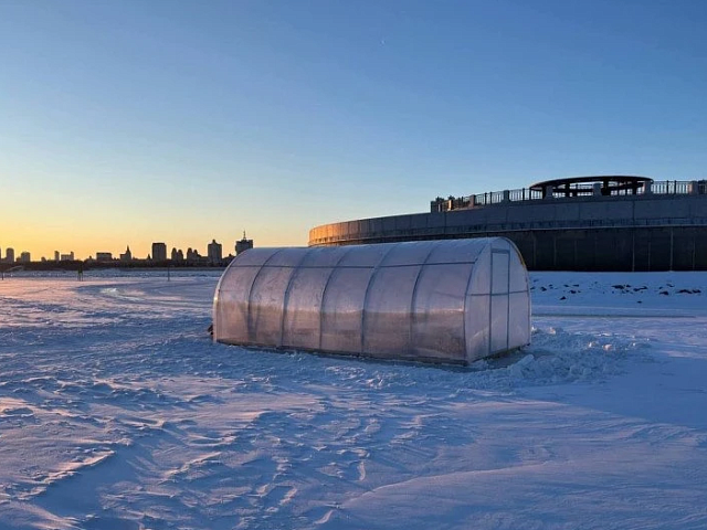 Прорубь на пляже Пограничный закрыла сезон