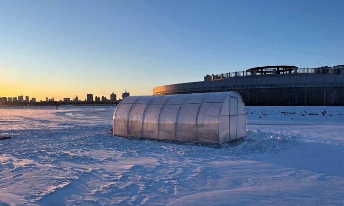 Прорубь на пляже Пограничный закрыла сезон