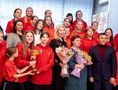 Мэр Благовещенска Олег Имамеев вручил кубок наставнику месяца