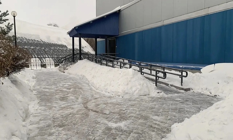 В зоне особого внимания - дороги и соцобъекты. В Благовещенске продолжают ликвидировать последствия сильного снегопада