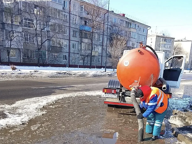 До 40 тысяч литров за смену: ГСТК откачивает талые воды с улиц Благовещенска 