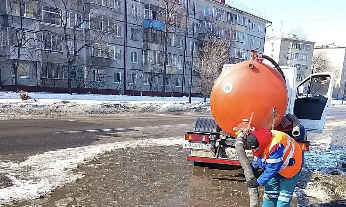 До 40 тысяч литров за смену: ГСТК откачивает талые воды с улиц Благовещенска 