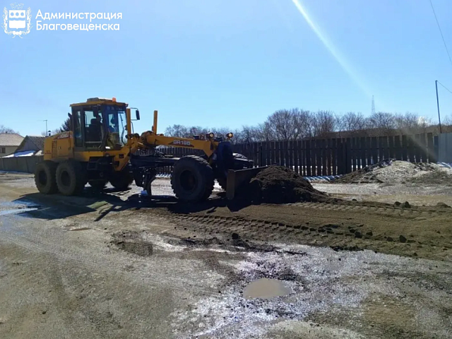 Расконсервация ливневок, откачка воды и профилирование гравийных дорог: городские службы работают на улицах Благовещенска