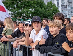 Абсолютный чемпион мира по боксу Дмитрий Бивол встретился с благовещенцами