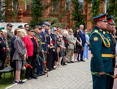 В День памяти и скорби благовещенцы возложили цветы к памятнику воинам-амурцам