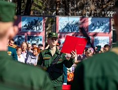 Благовещенские курсанты приняли воинскую присягу на плацу ДВОКУ