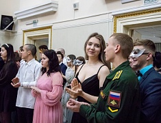 В Благовещенске в танце закружились более сотни студентов
