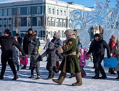 На площади Ленина для детей провели праздник со сказочными персонажами