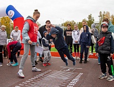 «Умную» спортивную площадку в Благовещенске открыли зарядкой и состязаниями