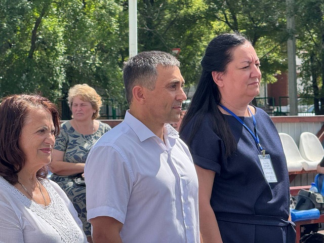 «Вы все победители»: мэр Благовещенска Олег Имамеев наградил юных чемпионов дворового футбола после летнего сезона тренировок