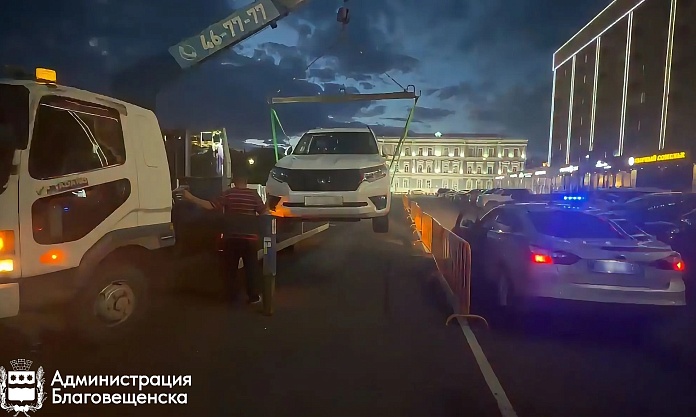 Штрафы и эвакуации: в Благовещенске вывозят неправильно припаркованные автомобили 