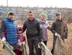 Мэр Благовещенска Олег Имамеев вместе с фан-клубом города очистил еще одну городскую территорию