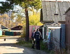 Сотрудники ГОЧС раздают пожарные извещатели