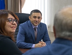 Мэр Олег Имамеев наградил победителей конкурса "Снежная открытка 2022" 