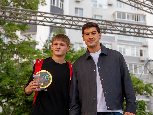Абсолютный чемпион мира по боксу Дмитрий Бивол встретился с благовещенцами