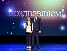 Мэр Благовещенска Олег Имамеев вручил премию одарённым детям по итогам 2022 года