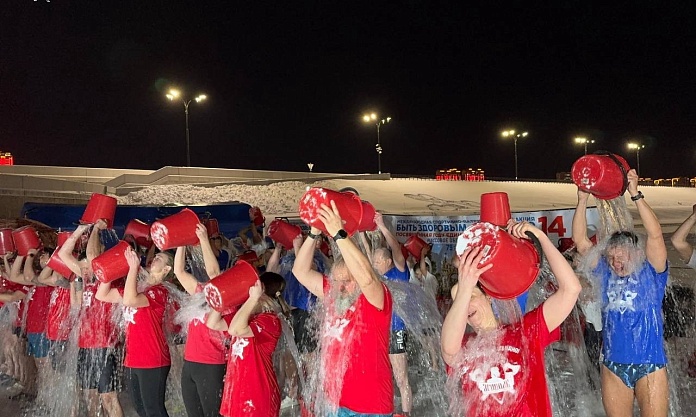 В Благовещенске прошли заплыв в холодной воде и обливание