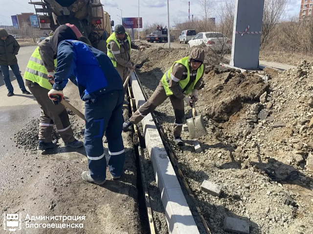 Ремонт Студенческой по президентскому нацпроекту идет в графике — дорожники монтируют бордюрные камни и укладывают кабельную канализацию 