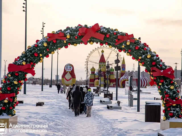 В Благовещенске начали убирать новогодние декорации
