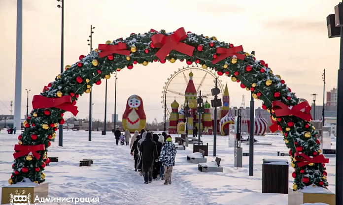 В Благовещенске начали убирать новогодние декорации