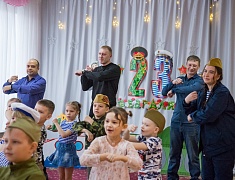 Ко Дню защитника Отечества в благовещенском детском саду подготовили выставку и спектакль для пап