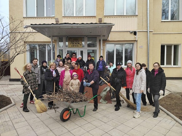 Коллектив ЦДШИ Благовещенска внес вклад в уборку города