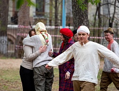 Реконструкцию боя Великой Отечественной войны показали гостям Городского парка в День Победы
