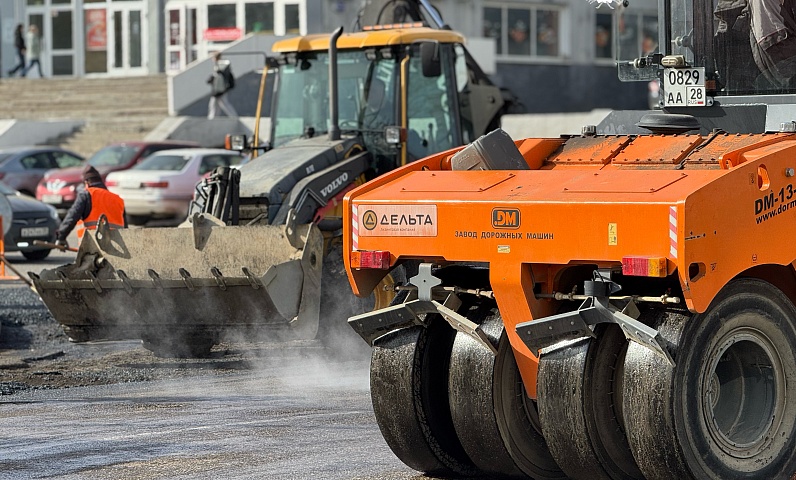 На улице Первомайской завершили ямочный ремонт. Дорожники перешли к работам на Зейской