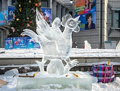 Фигуры изо льда украсили площадь возле Общественно-культурного центра в Благовещенске