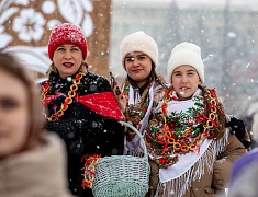 На площади Ленина и набережной Амура прошли народные гуляния в честь масленицы