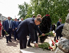 В Благовещенске прошли торжественные церемонии у памятников основателям города
