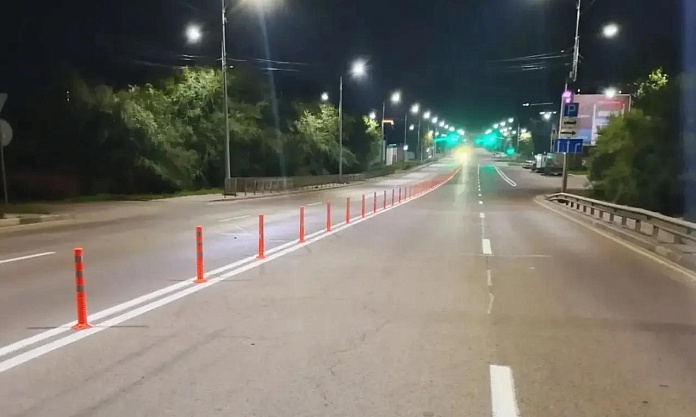 В Благовещенске на улице Театральной обновили разметку и установили сигнальные столбики
