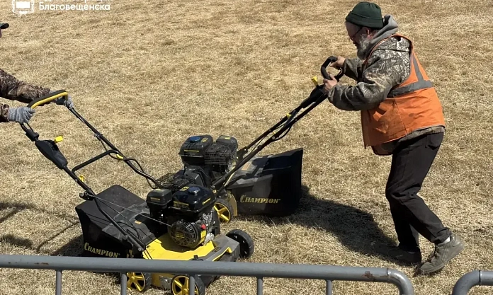 Ремонт спортивных площадок и подкормка травы: Благовещенскую набережную готовят к летнему сезону