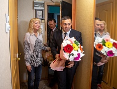 Мэр Благовещенска Олег Имамеев поздравил с наступающим Днем Победы Клару Верисоцкую