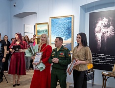 В Благовещенске открылась выставка к 70-летию Александра Тихомирова