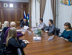 Олег Имамеев вручил награду наставнику месяца Евгению Пушкареву