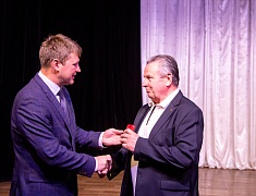 Знаки «50 лет Байкало-Амурской магистрали» вручили благовещенцам