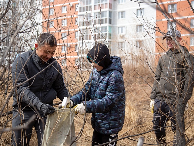 Мэр Благовещенска Олег Имамеев вместе с фан-клубом города очистил еще одну городскую территорию