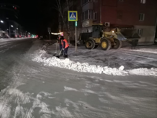 ГСТК почистил подходы к пешеходным переходам по Октябрьской в Благовещенске 