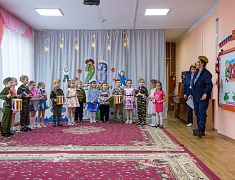 Ко Дню защитника Отечества в благовещенском детском саду подготовили выставку и спектакль для пап