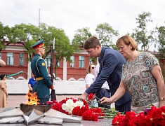 В День памяти и скорби благовещенцы возложили цветы к памятнику воинам-амурцам