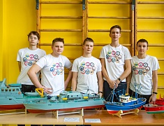 Мэр Благовещенска Олег Имамеев посетил выставку "Дня детских изобретений" в 16 школе