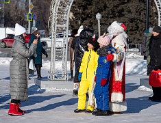 На площади Ленина для детей провели праздник со сказочными персонажами