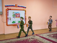 Ко Дню защитника Отечества в благовещенском детском саду подготовили выставку и спектакль для пап